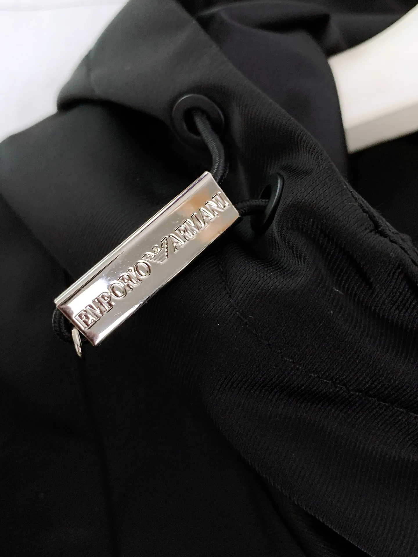 Em Porio Armani Armani Casual Hooded Jacket Windbreaker Jacket 🧥, the upper body becomes slimmer and whiter in seconds, the handle is perfect, and hardware accessories are provided for decoration. Suitable for both business, commuting and leisure, you can be satisfied with various daily outfits. The upper body is full of style and full of high-end sense! Pockets are designed on both sides of the body, making these designs more convenient and practical! Premium custom hardware engraved zipper pull accessories and Classic triangle logo decoration on the chest increase the overall sense of layering, making a simple jacket instantly rich! ! It keeps you warm and adds layering to your outfit. It has a great effect on the upper body. Two colors are recommended………………………………………………………………… ❥∙Size: M-3XL